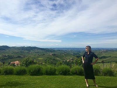 Nas colinas do Piemonte, e fantástica vista do jardim de um agriturismo de luxo.